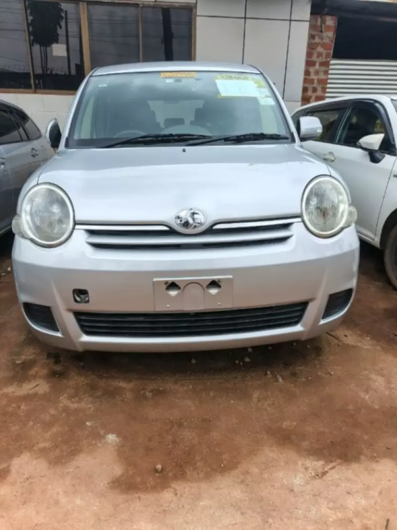 Toyota Sienta   - 2012