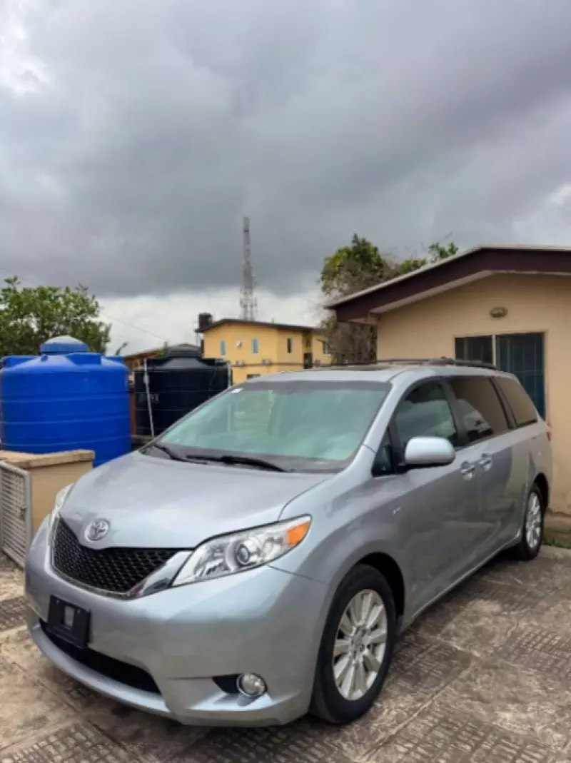 Toyota Sienna   - 2017