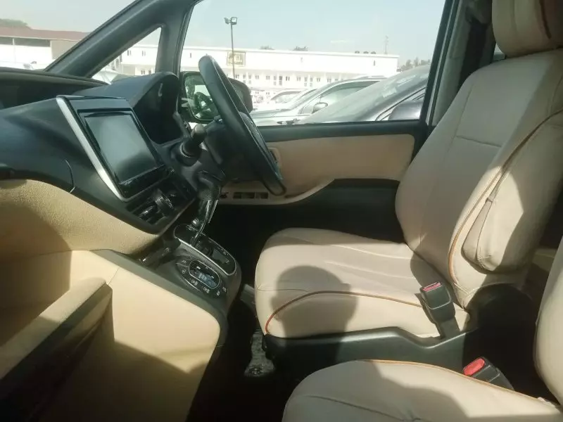 Toyota Noah   - 2014