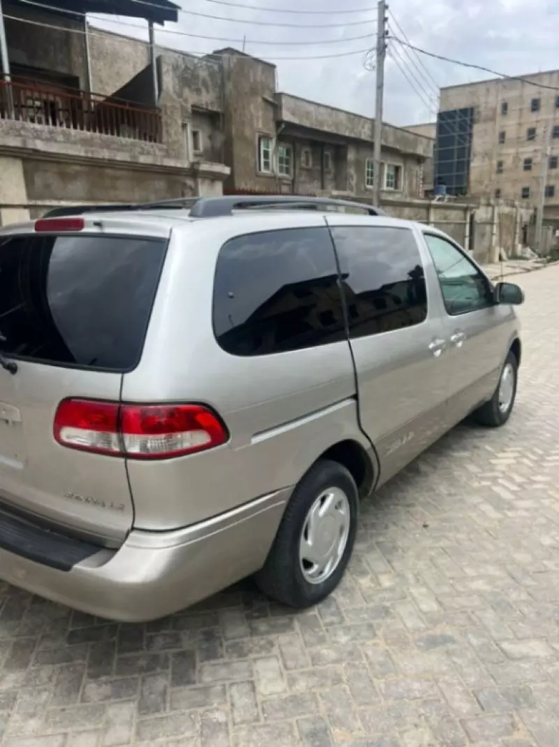 Toyota Sienna   - 2001