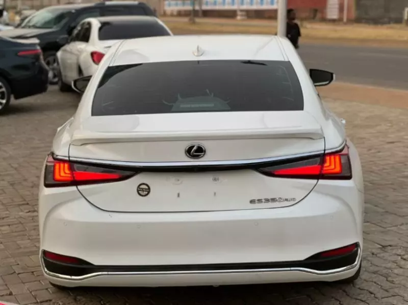 Lexus ES 350   - 2021
