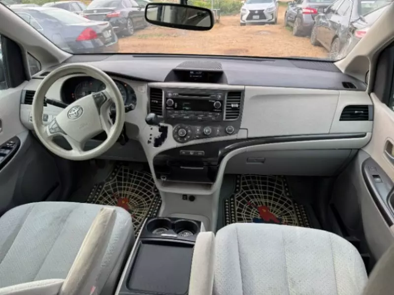 TOYOTA Sienna   - 2011