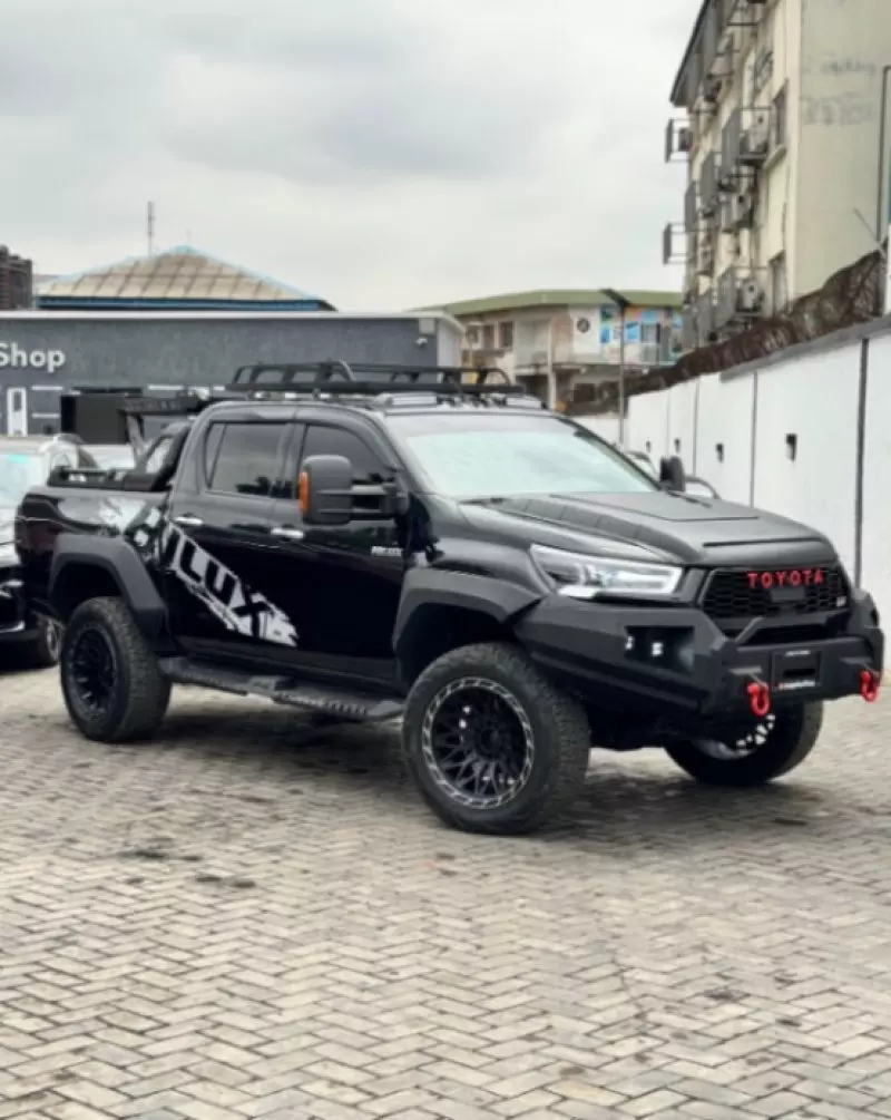 Toyota Hilux   - 2021