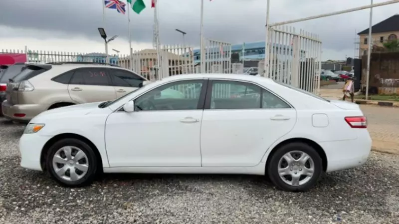 TOYOTA Camry - 2010