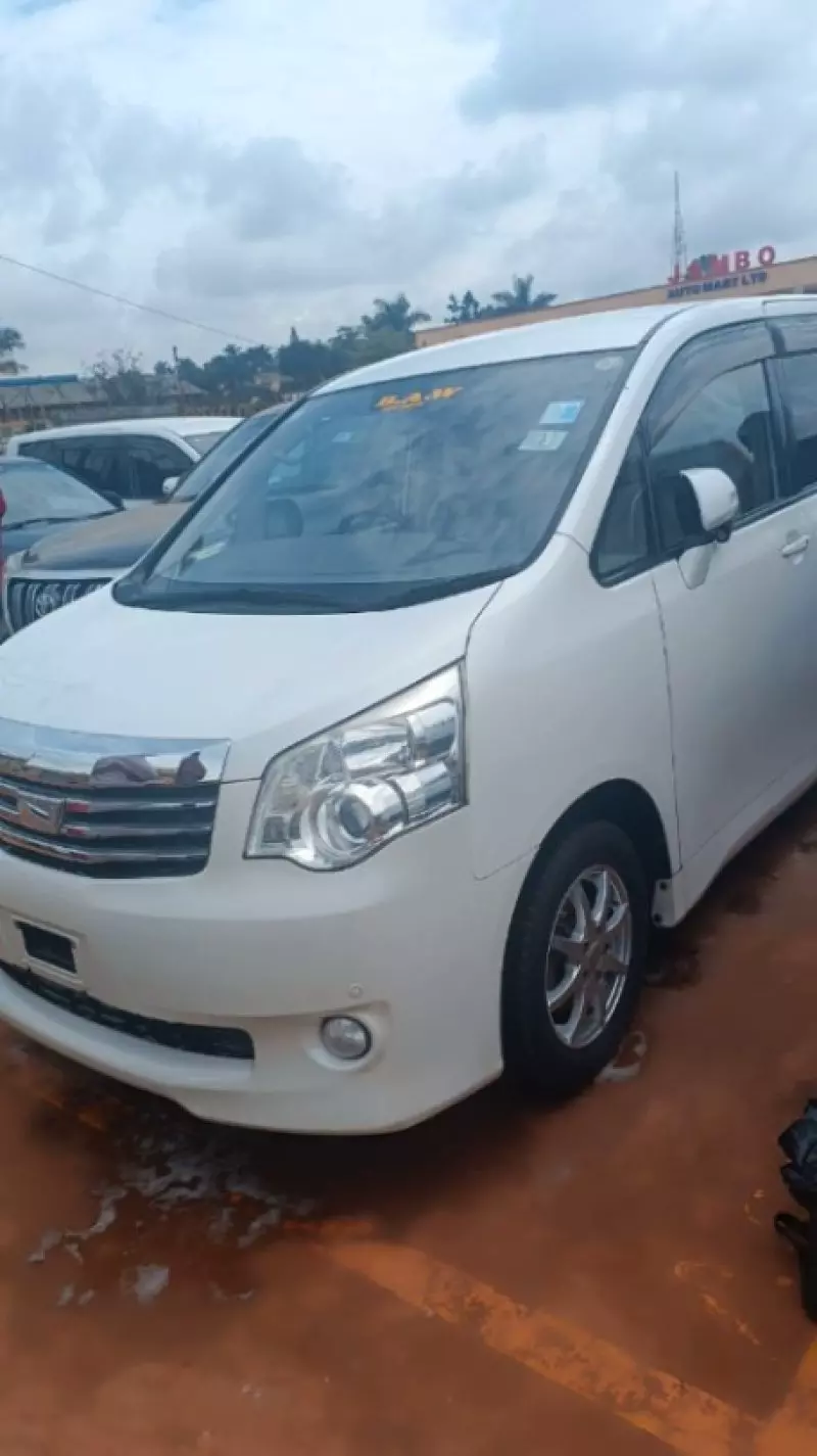 Toyota Noah   - 2012