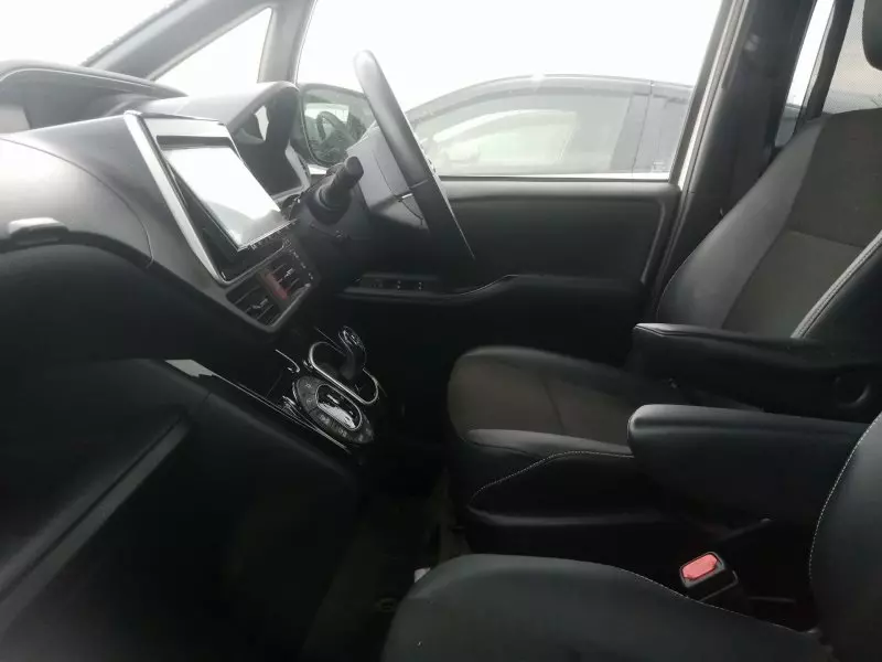 Toyota Noah Hybrid   - 2017