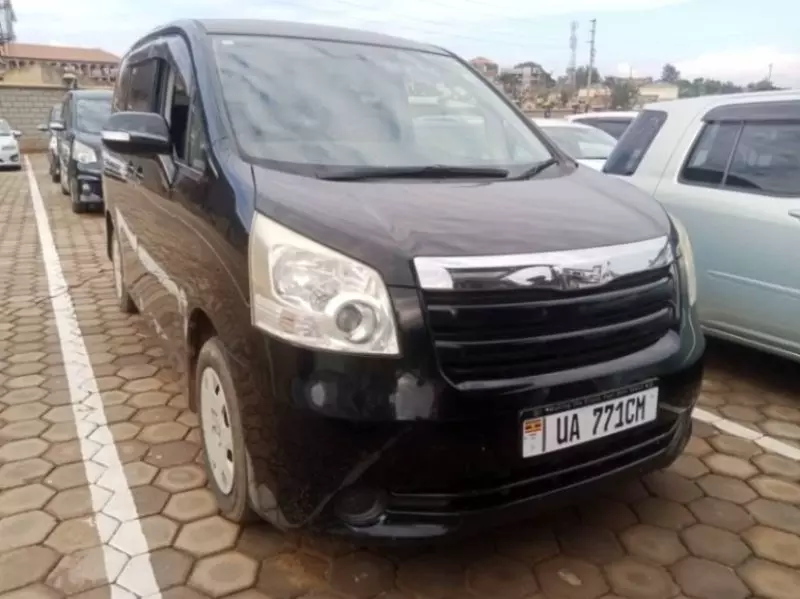 Toyota Noah   - 2010
