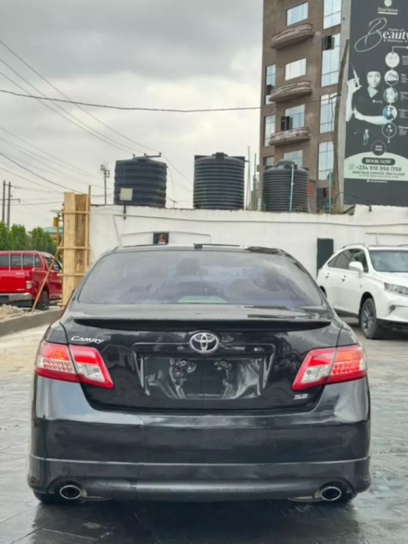 Toyota Camry   - 2011