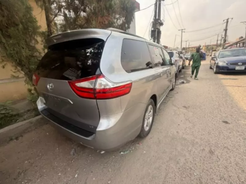 Toyota Sienna   - 2015