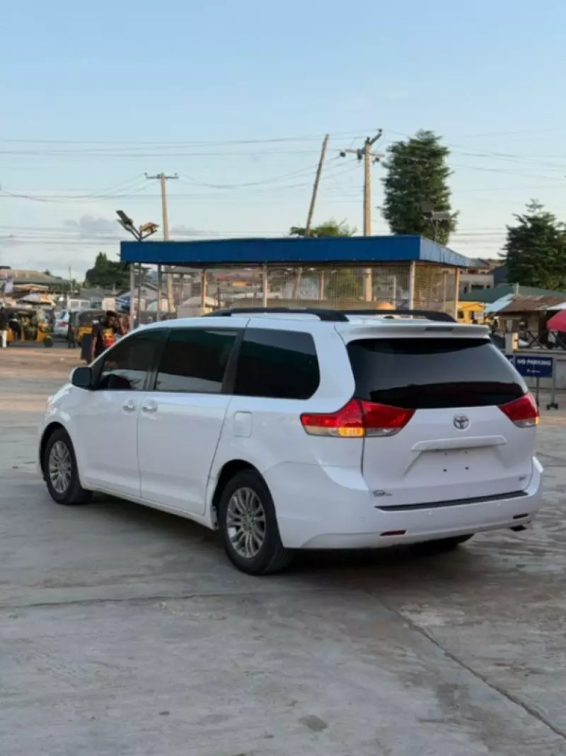 TOYOTA Sienna   - 2013