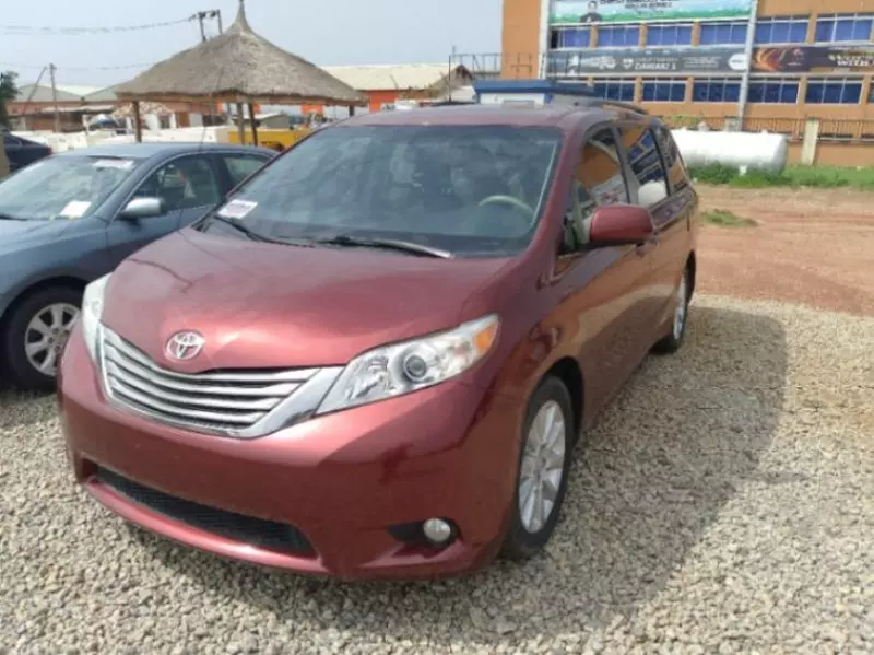 TOYOTA Sienna - 2011