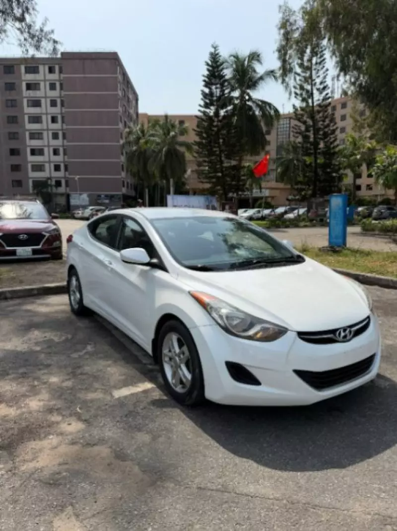 Hyundai Elantra   - 2013