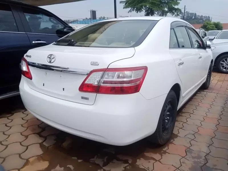Toyota Premio    - 2014