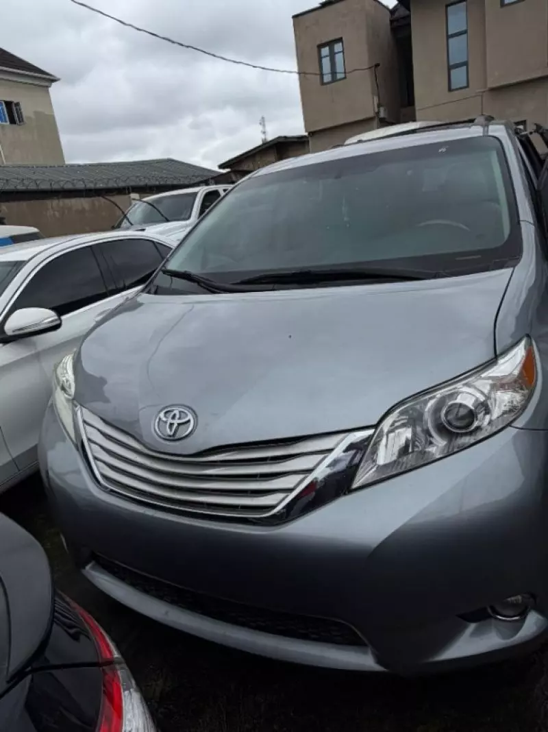 TOYOTA Sienna   - 2013