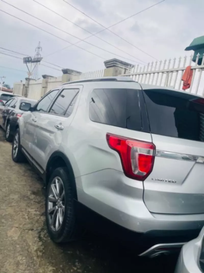 Ford Explorer   - 2016