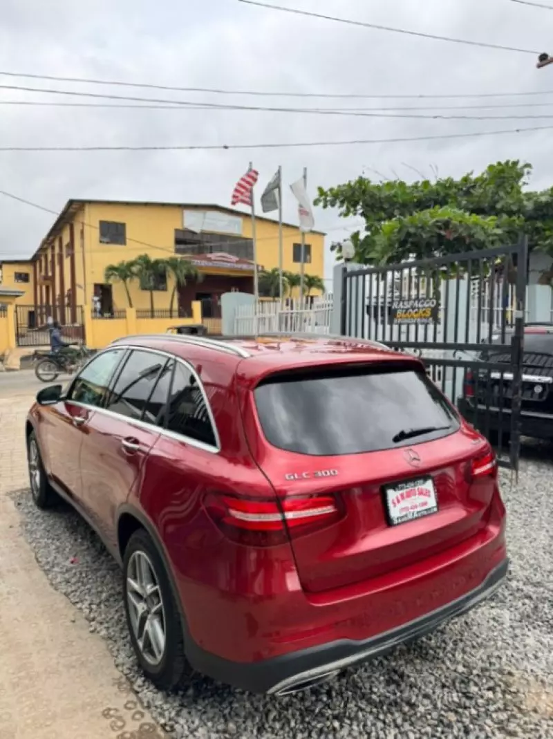Mercedes-Benz GLC 300   - 2017
