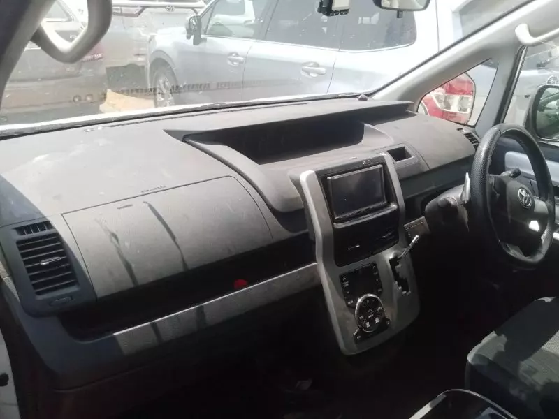 Toyota Noah   - 2012