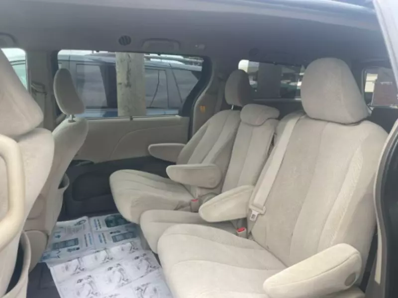 TOYOTA Sienna   - 2011
