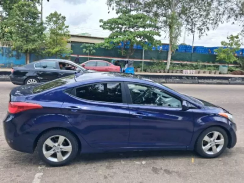 Hyundai Elantra   - 2011