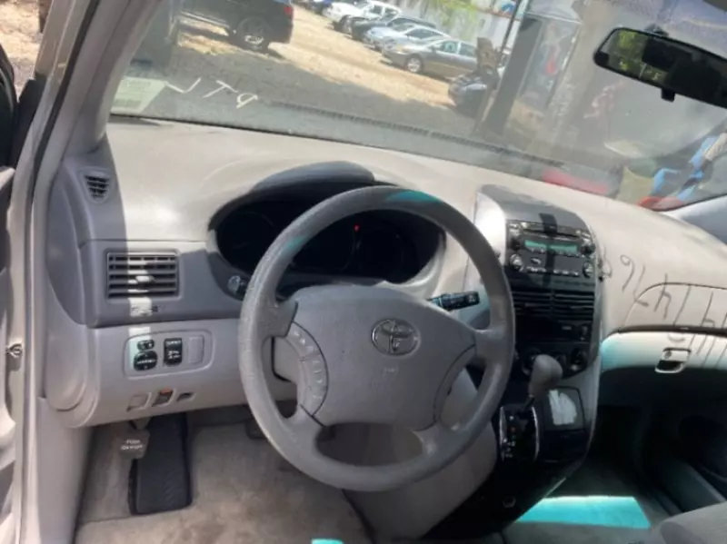 TOYOTA Sienna   - 2010