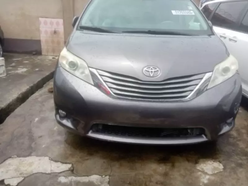 Toyota Sienna - 2013