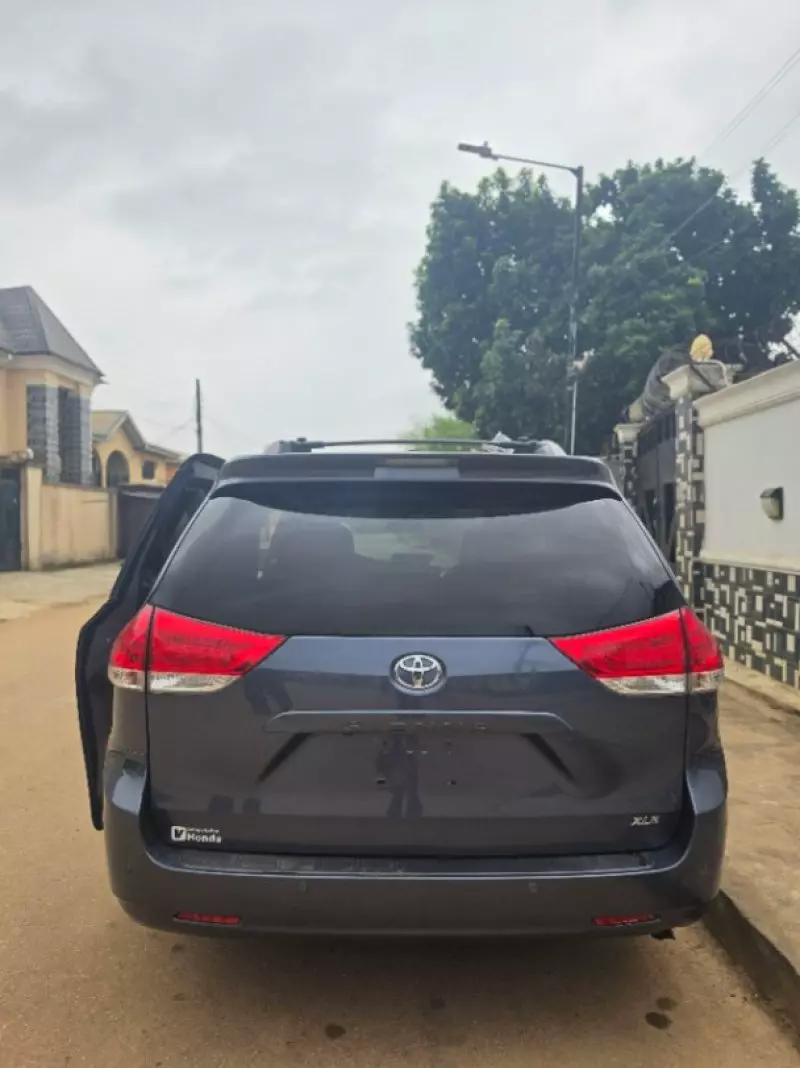 TOYOTA Sienna   - 2013