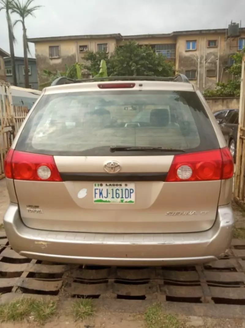 Toyota Sienna   - 2004