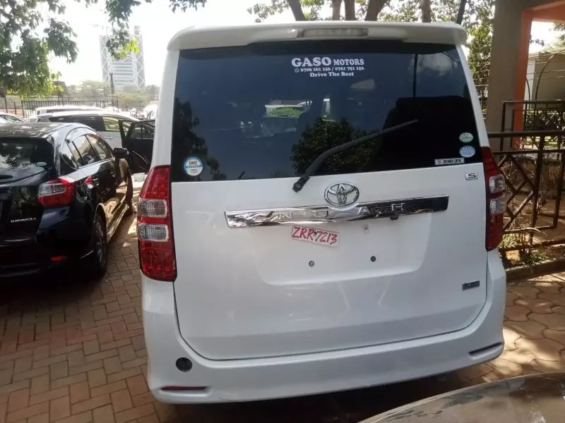 Toyota Noah   - 2012
