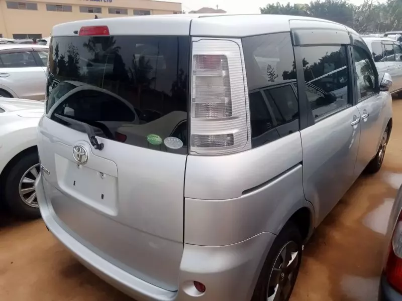 Toyota Sienta   - 2012