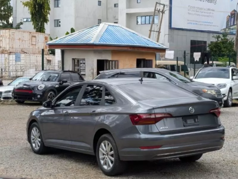 Volkswagen Jetta   - 2019