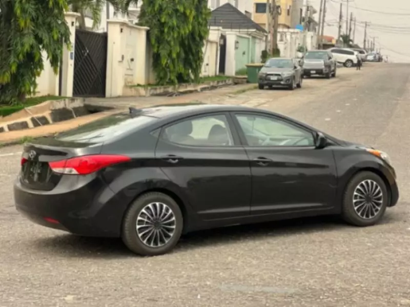 Hyundai Elantra   - 2013