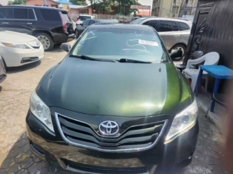 Toyota Camry   - 2010