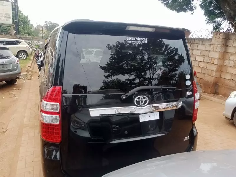Toyota Noah - 2012
