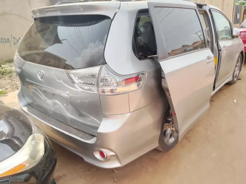 Toyota Sienna   - 2011