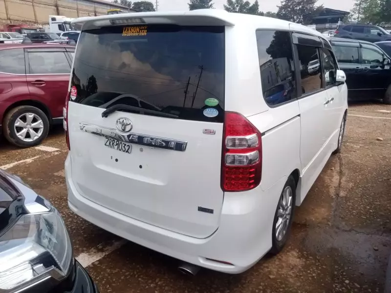 Toyota Noah   - 2012