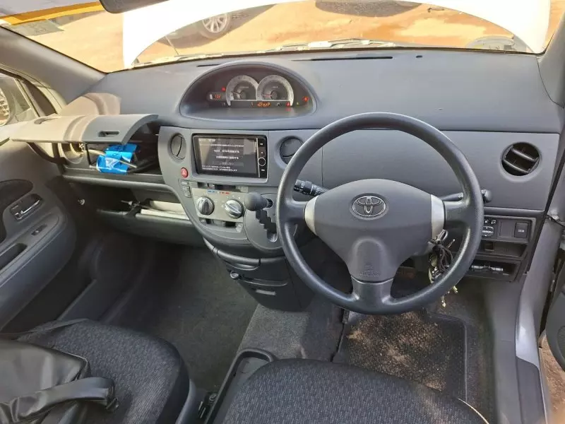 Toyota Sienta - 2012