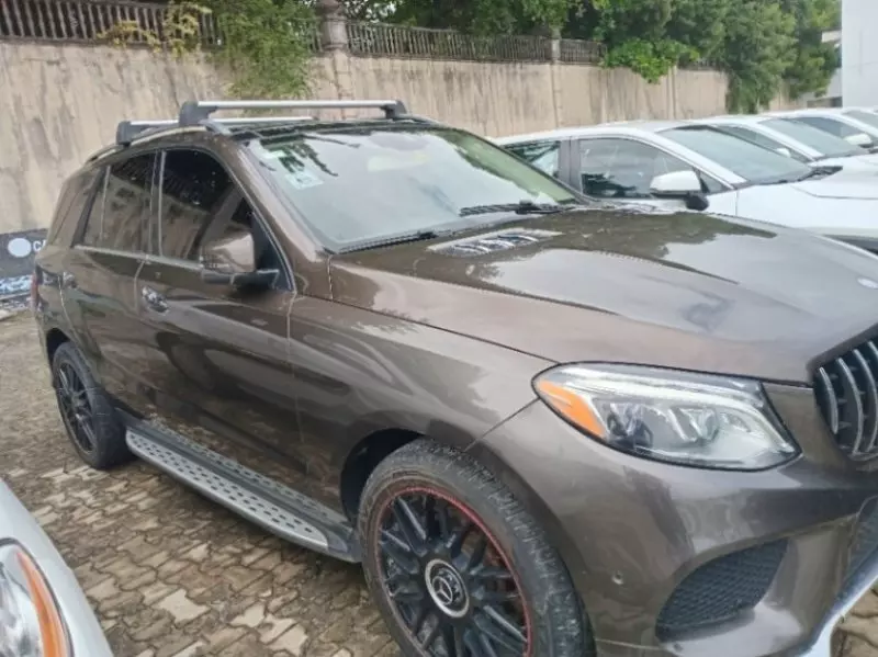 Mercedes-Benz GL 400   - 2025