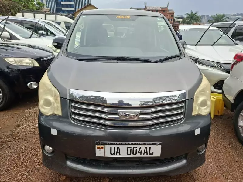 Toyota Noah - 2010