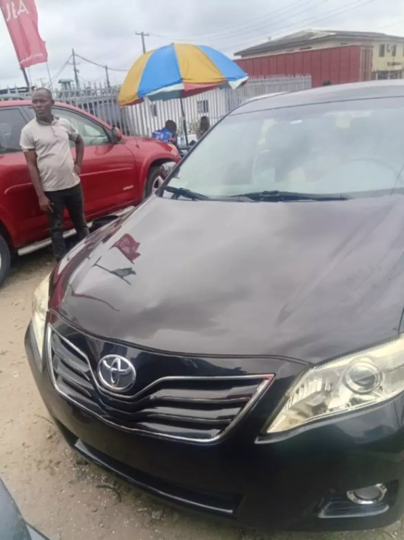 TOYOTA Camry   - 2010