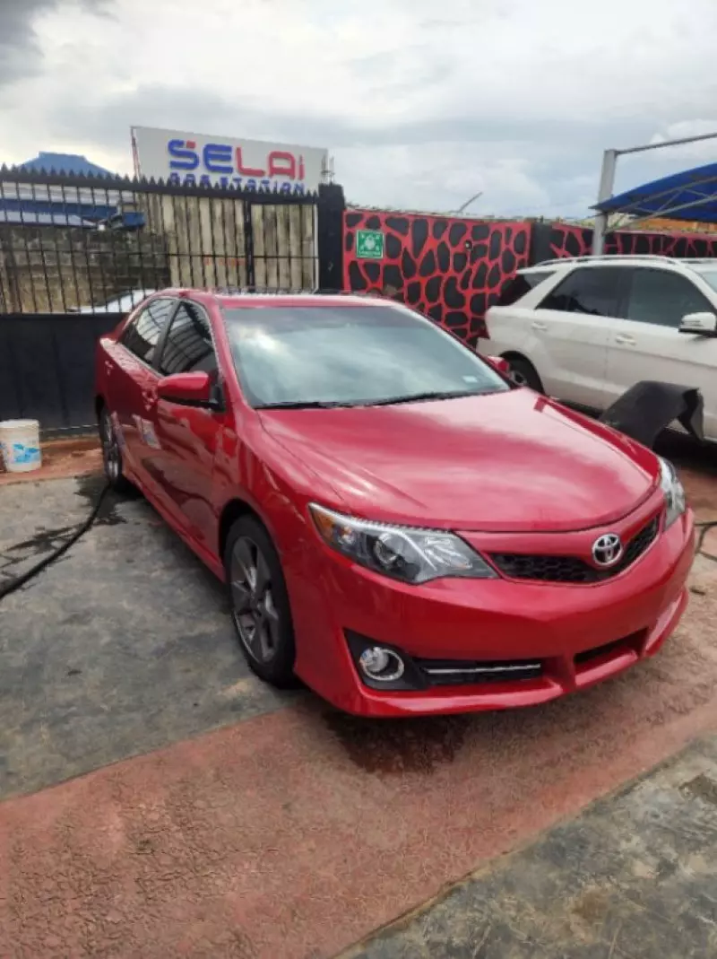 Toyota camry   - 2012