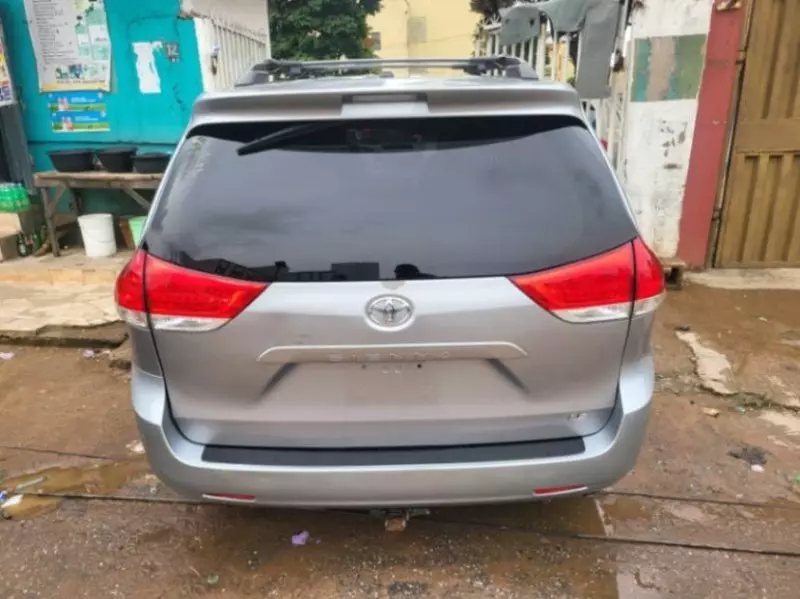 TOYOTA Sienna   - 2011