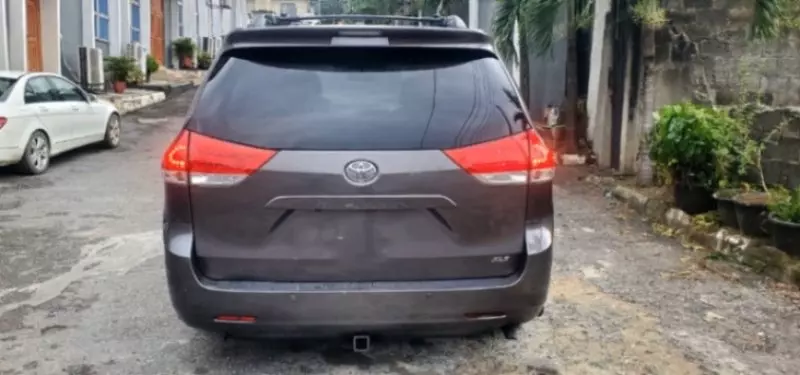 TOYOTA Sienna   - 2011