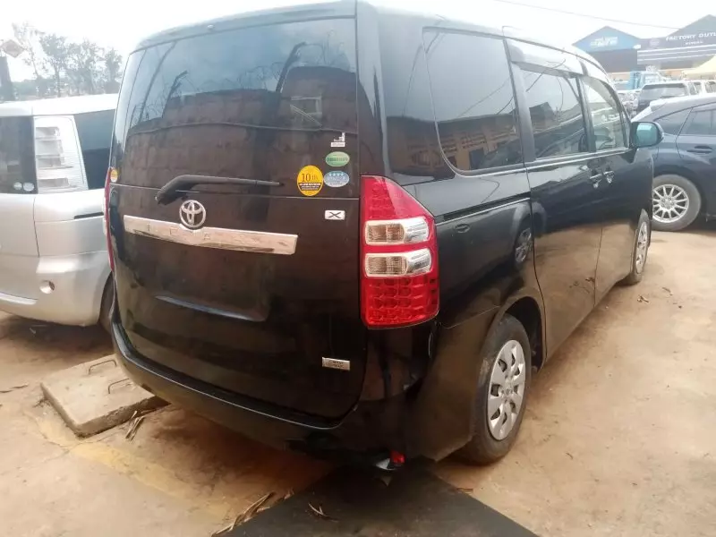 Toyota Noah   - 2013