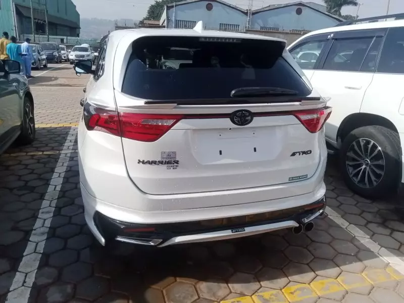 Toyota Harrier   - 2017