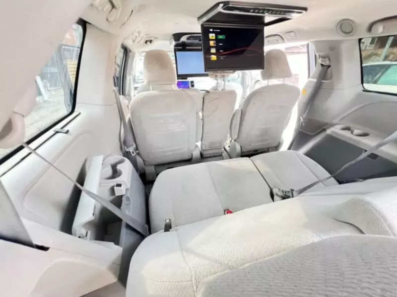 TOYOTA Sienna   - 2011