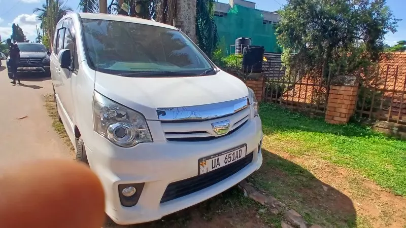 Toyota Noah - 2010