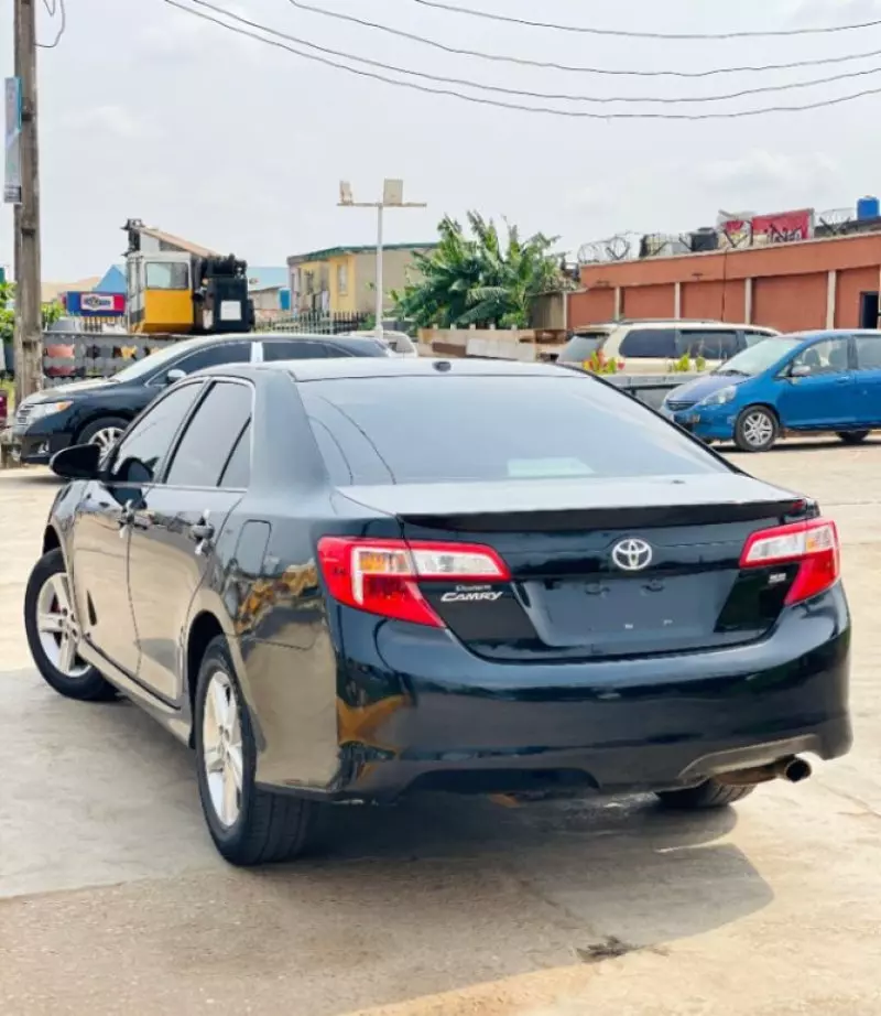 Toyota Camry   - 2012