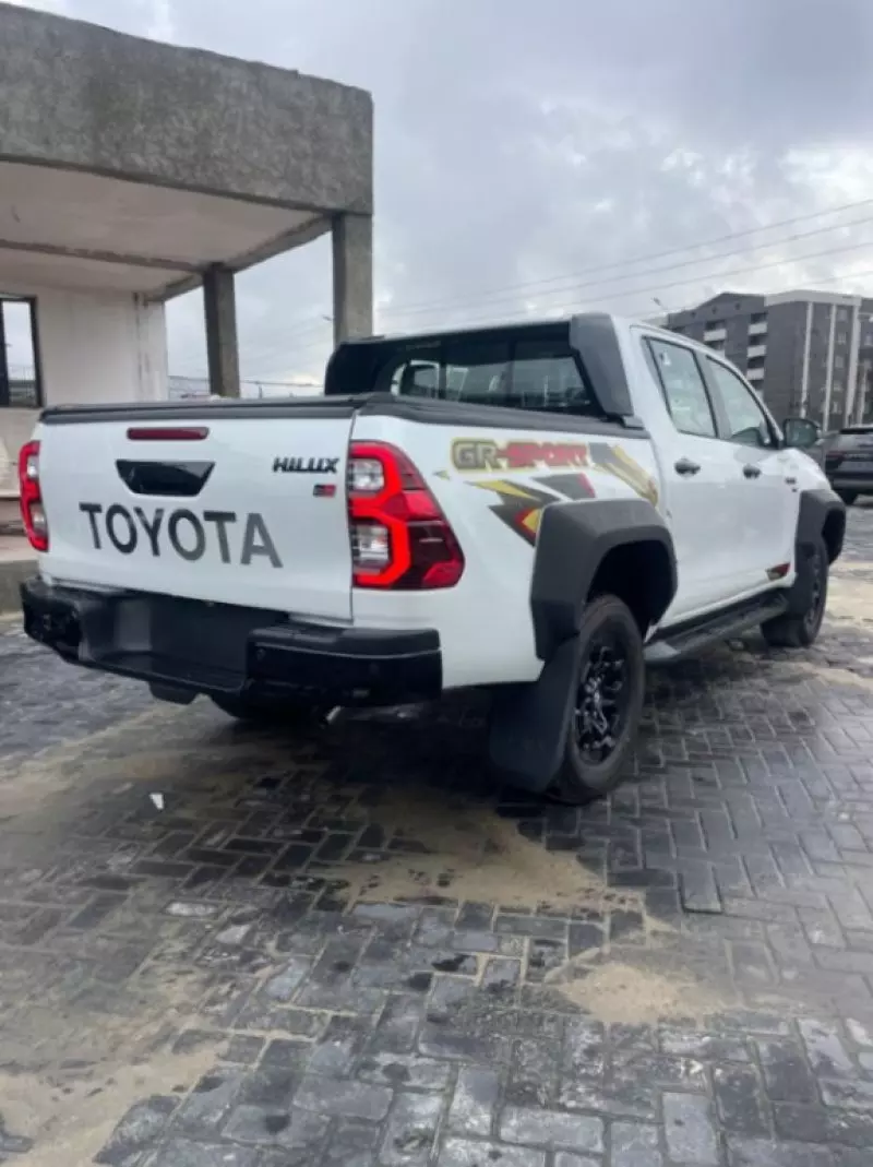 Toyota Hilux   - 2025