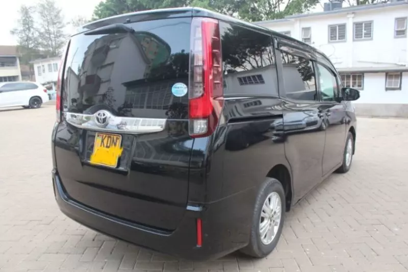 Toyota Noah   - 2016