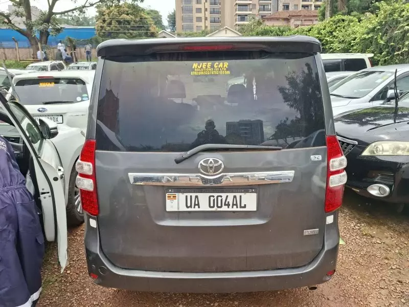 Toyota Noah - 2010